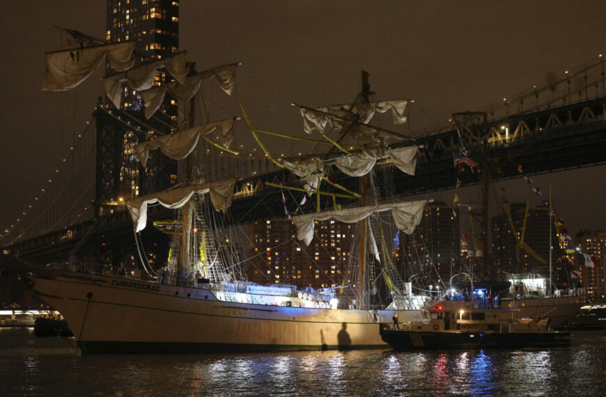 Brooklyn Bridge Struck by Mexican Ship, 2 Dead and 17 Injured (Photo: A New York Police Department harbor unit prepares to board the Cuauhtémoc, a masted Mexican Navy training ship that collided with the Brooklyn Bridge, Saturday, May 17, 2025, in New York. (AP Photo/Yuki Iwamura)