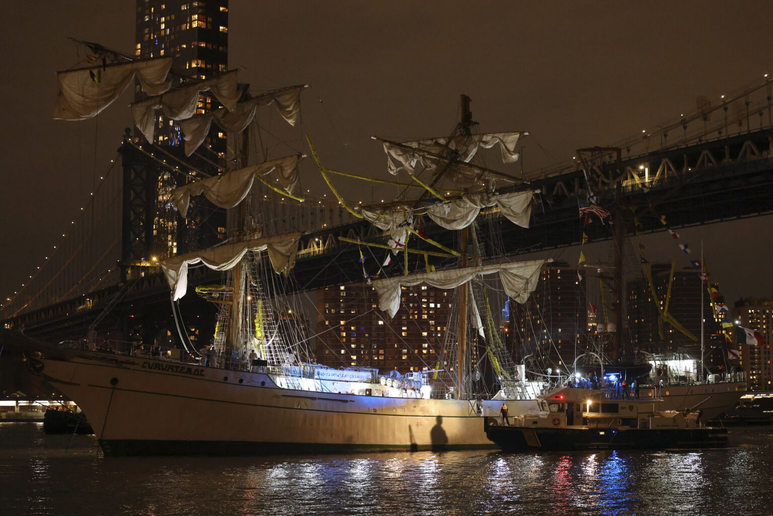 Brooklyn Bridge Struck by Mexican Ship, 2 Dead and 17 Injured (Photo: A New York Police Department harbor unit prepares to board the Cuauhtémoc, a masted Mexican Navy training ship that collided with the Brooklyn Bridge, Saturday, May 17, 2025, in New York. (AP Photo/Yuki Iwamura)