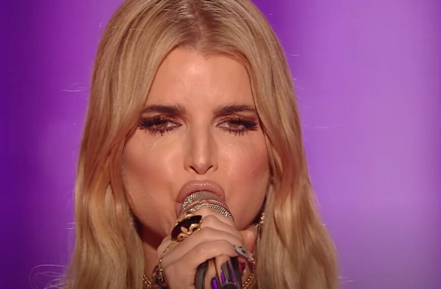 Jessica Simpson Debuts New Blonde Hair for American Idol Finale (Photo: American Idol/YouTube)