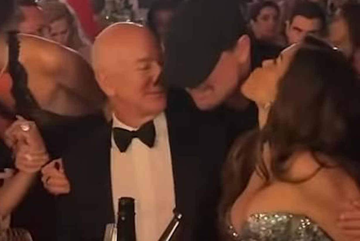 Leonardo DiCaprio’s Awkward Kiss Moment with Lauren Sánchez (Photo: VESA Entertainment/YouTube)