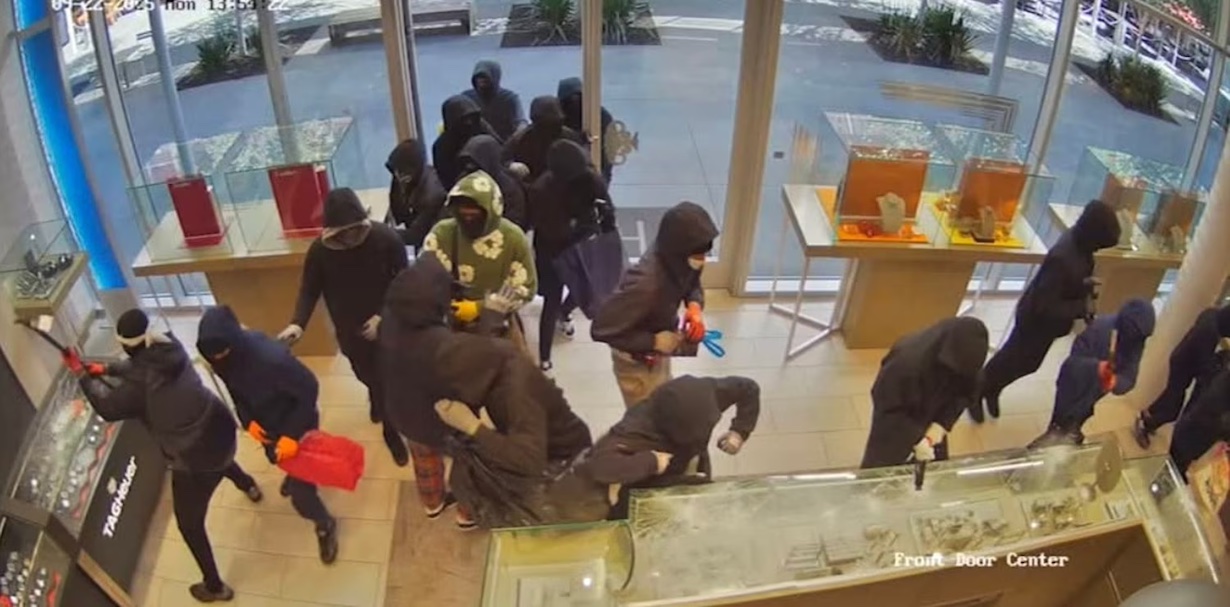 25 Armed Thieves Strike California Luxury Jewelry Store in Broad Daylight