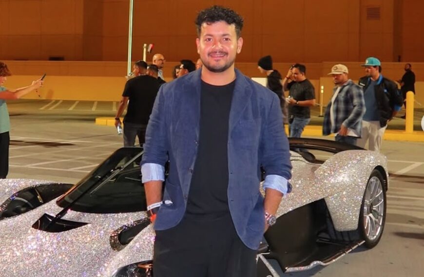 Anunay Sood filming a travel video in Las Vegas – travel influencer on location.